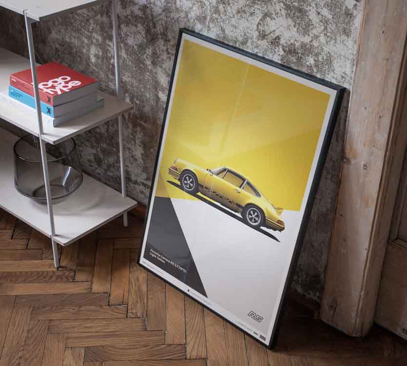 Affiche poster automobilist Porsche 911 RS Jaune décor parquet étagère