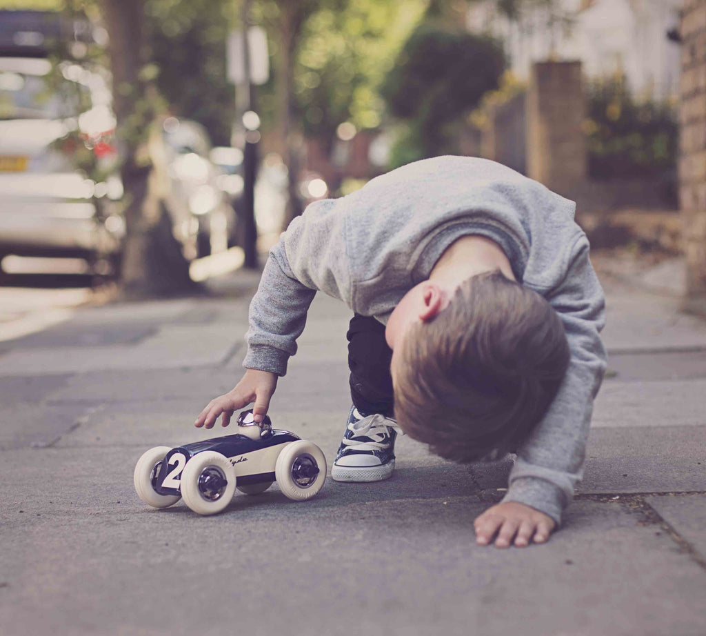 PLAYFOREVER CLYDE bleu nuit enfant jouant dans la rue