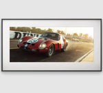 Impression d'une Ferrari 250 GTO rouge sur le circuit des 24h du Mans encadrée