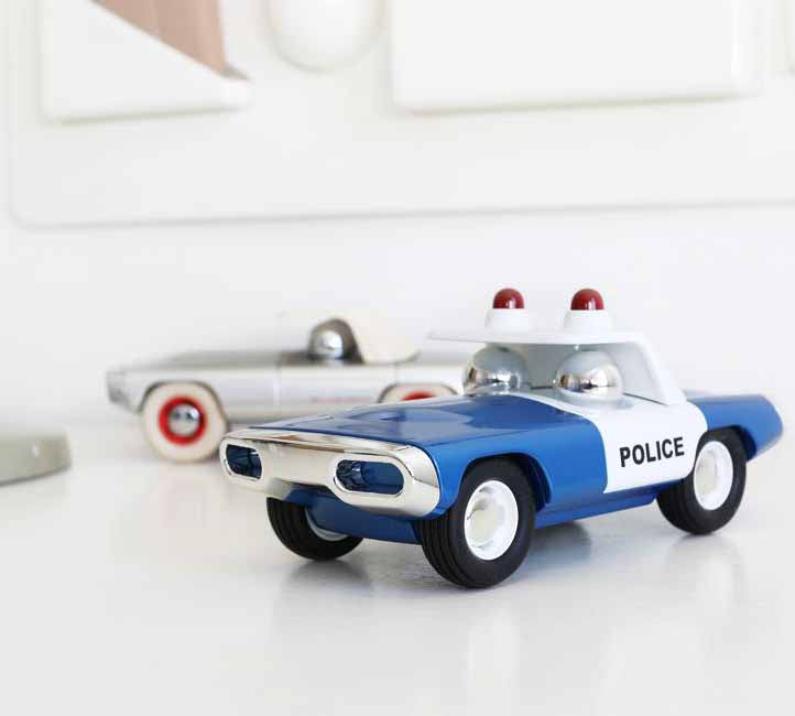 Playforever Heat Voiture de police posée sur un bureau blanc