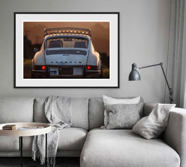 Photographie de l'artiste Vince Perraud Porsche arrière encadrée grand noir dans décor salon