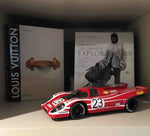 PORSCHE 917 vainqueur 24H du mans rouge et blanc dans décor avec livre en fond