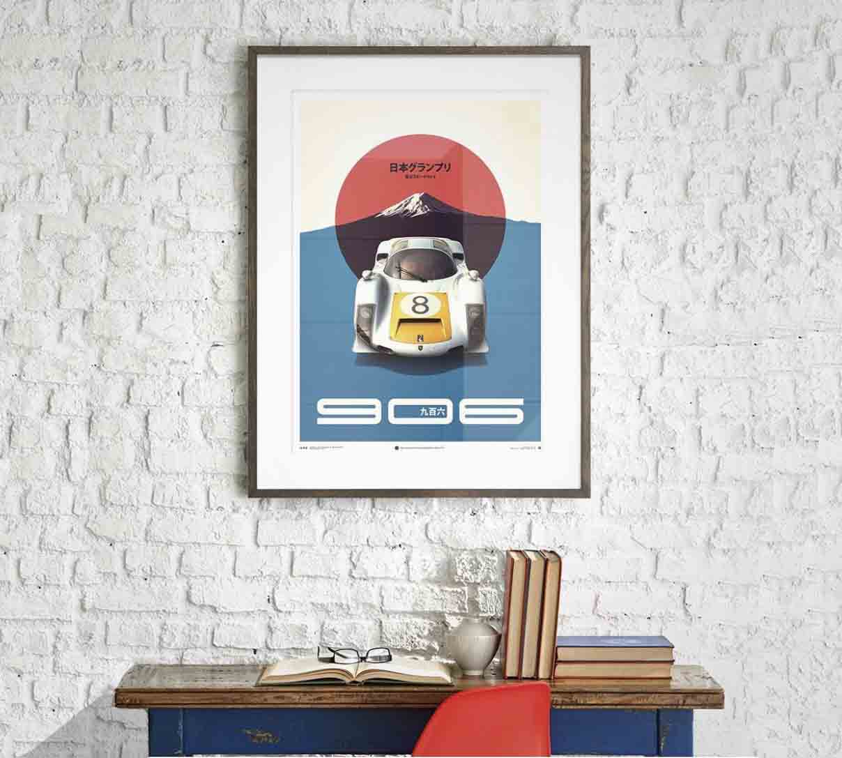 AFFICHE PORSCHE 906 GRAND PRIX JAPON accroché sur mur en brique blanc et au dessus d'un bureau