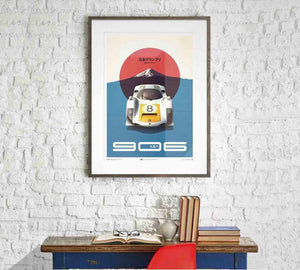 AFFICHE PORSCHE 906 GRAND PRIX JAPON accroché sur mur en brique blanc et au dessus d'un bureau