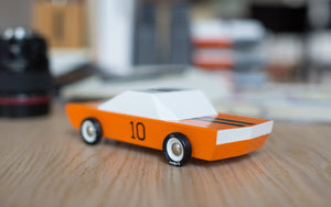 Candylab GT10 voiture en bois orange posé sur bureau